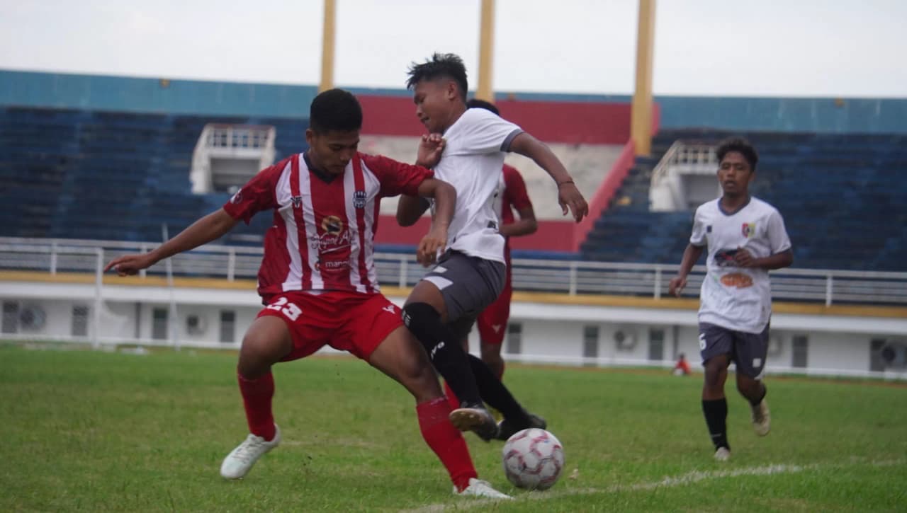 TERSINGKIR: Salah seorang pemain Bondowoso (merah putih)mencoba menghadapi pemain Jember dalam babak kualifikasi Pra-porprov IX beberapa waktu lalu.(YULIO FA/RADAR IJEN)