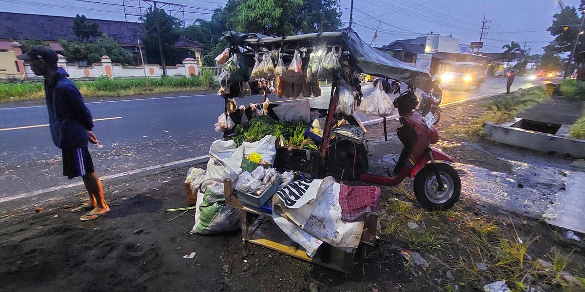 TETAP BERJUALAN: Kendaraan roda tiga yang berjualan sayur setelah mengalami tertabrak truk di Jalan Dharmawangsa, Desa Kaliwining, Kecamatan Rambipuji, Rabu (21/1).