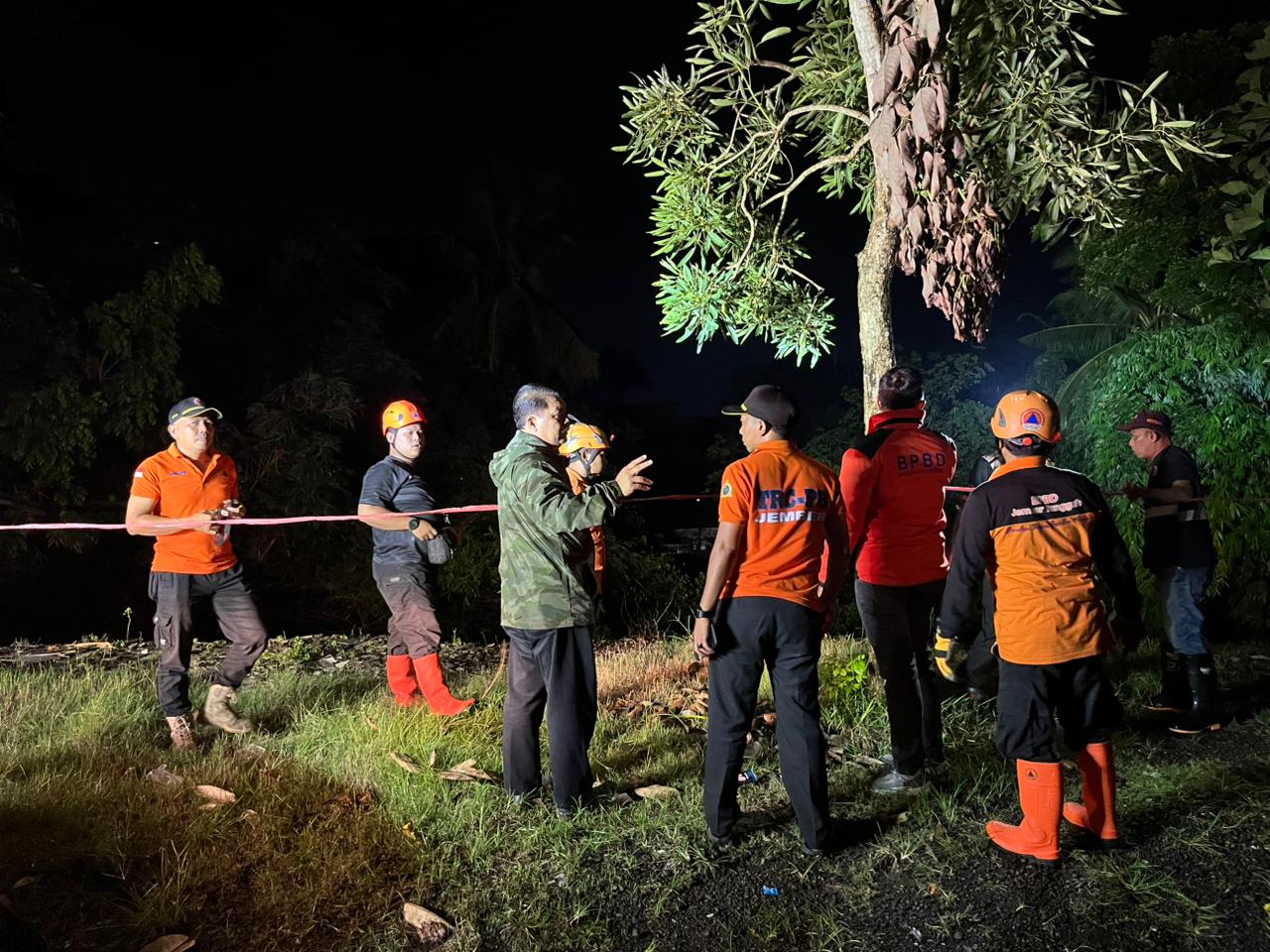 ASESMEN: BPBD Jember langsung meninjau lokasi tanah longsor di samping BSG Kaliwates, Rabu (21/1).