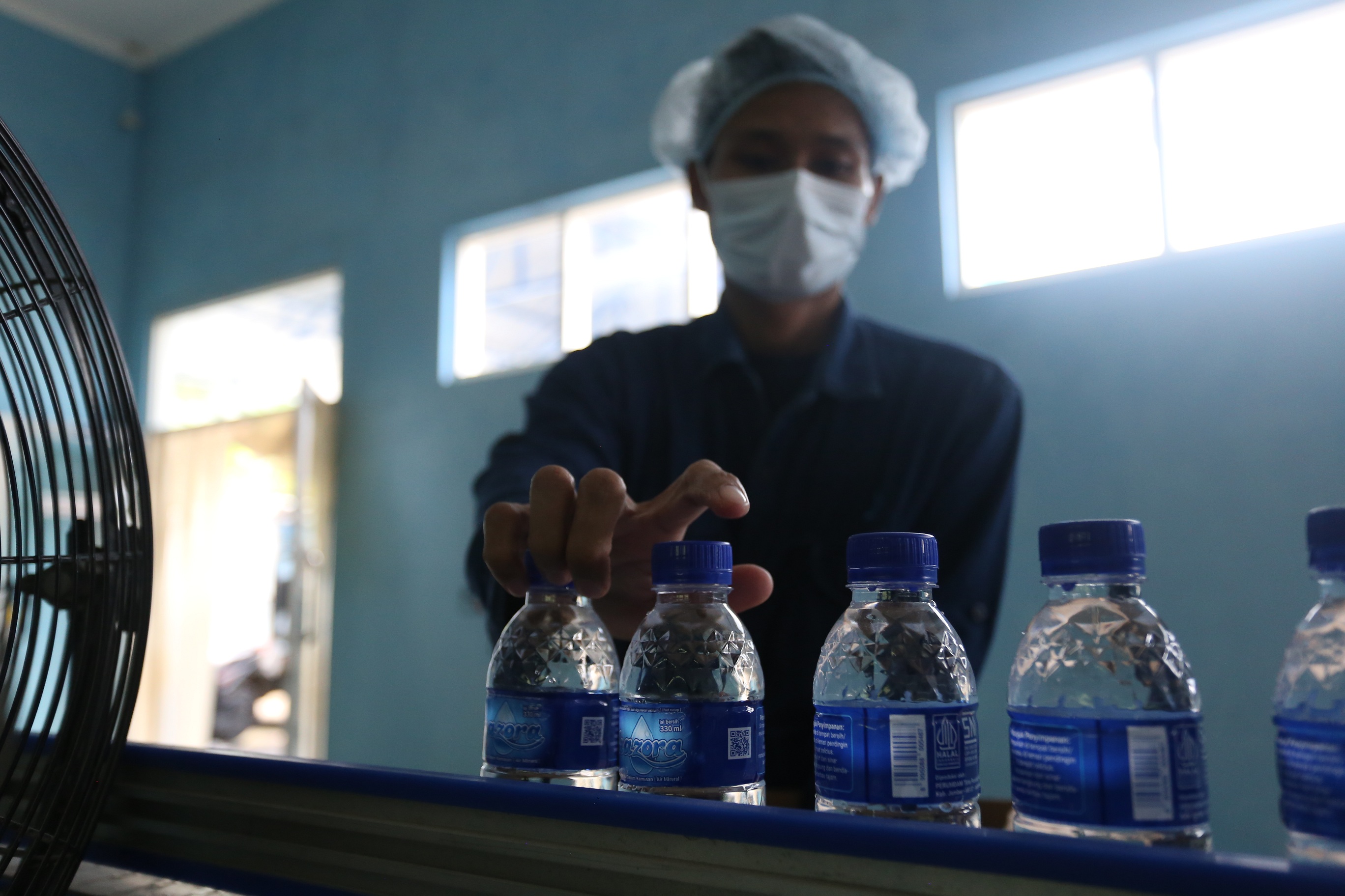 AIR KEMASAN: Proses produksi AMDK Hazora milik PDAM Pemkab Jember di Kelurahan Kebonagung, Kaliwates.