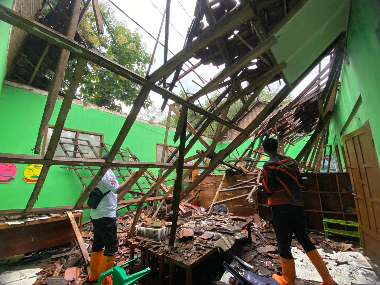 Hujan deras disertai angin kencang kembali menimbulkan kerusakan di Bondowoso. Kali ini, bangunan TK 2 NU di Jalan Mastrip, Desa Taman, Kecamatan Grujugan, dua ruang kelas ambuk.