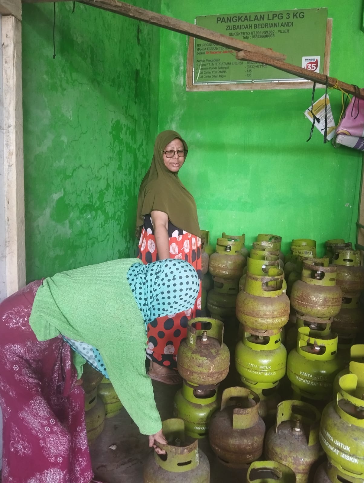 MASIH ADA: Beberapa masyarakat saat membeli gas lpg 3kg di kios pengecer.(FAQIH HUMAINI/RADAR IJEN)