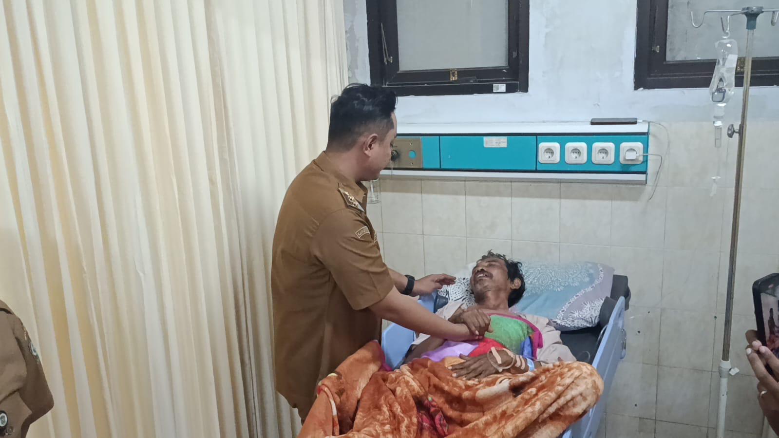 SAMBANG: Wakil Bupati Lumajang, Yudha Adji Kusuma saat melihat langsung kondisi korban ambruknya Pasar Krai di RSUD, Haryoto Lumajang, kemarin.(ADE APRYANIS/RAME)