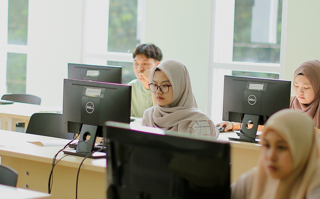 Calon mahasiswa baru konsentrasi mengerjakan soal UM PTKIN di UIN KHAS Jember tahun lalu.