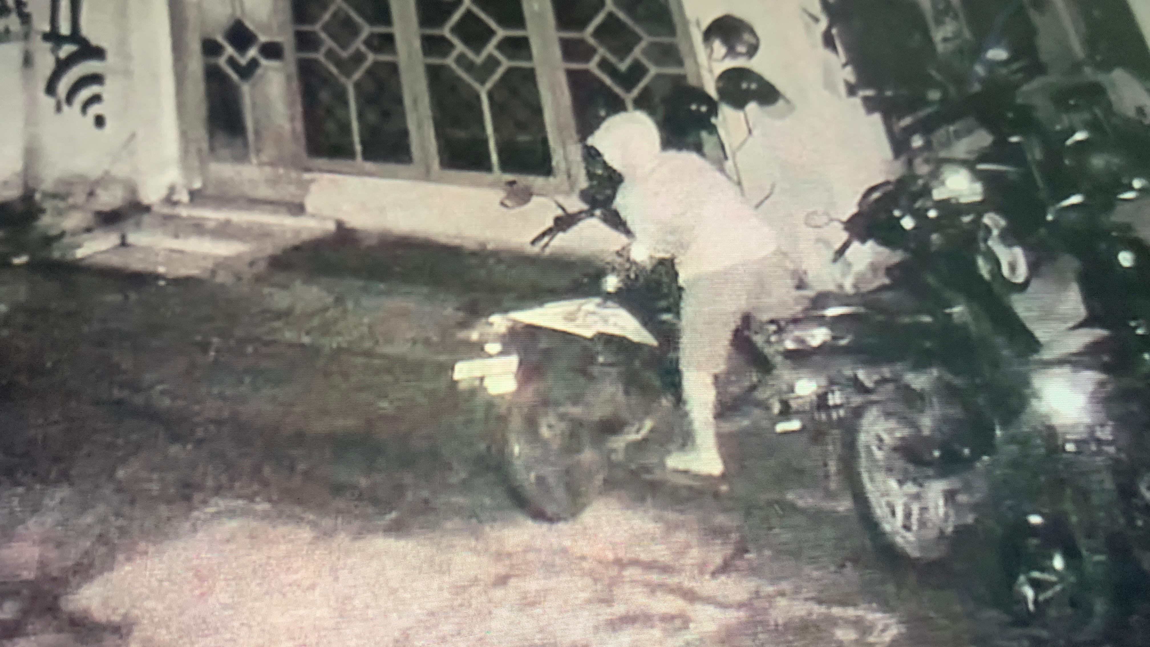 Aksi pencurian dua sepeda motor di sebuah rumah kos di Kelurahan Kademangan, Kecamatan Bondowoso, berlangsung cepat dan nyaris tanpa suara. Pelaku beraksi dini hari saat penghuni terlelap.