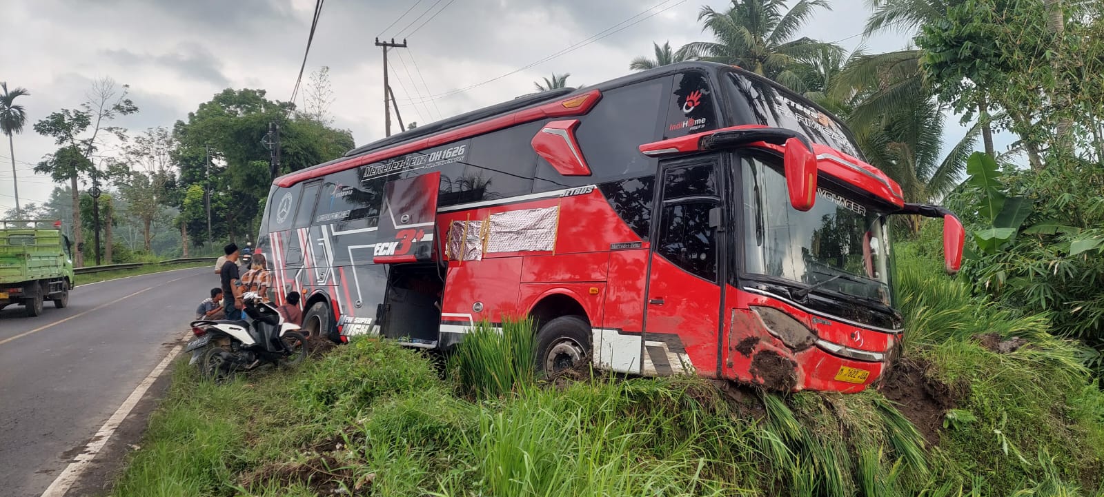 HINDARI KECELAKAAN: Bus rombongan ziarah yang disopiri Hari Mulyono, warga Lumajang masuk sawah di Dusun Krajan, Desa Sumber Kejayan, Kecamatan Mayang, Kamis (22/1)