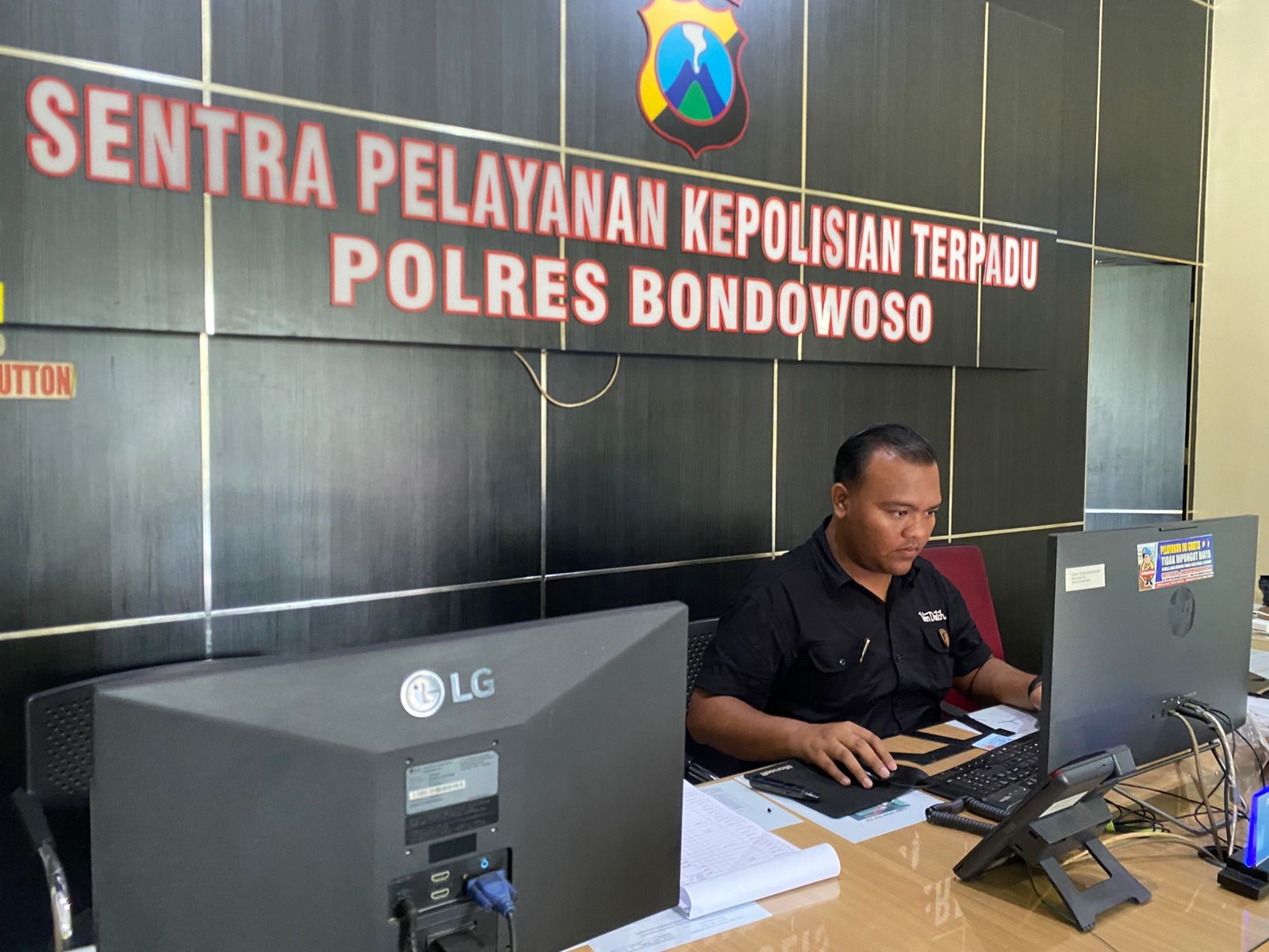 DIPROSES: Kuasa hukum korban asusila dan penipuan melaporkan terduga pelaku kepada Polres Bondowoso, kemarin(ILHAM WAHYUDI/RADAR IJEN)