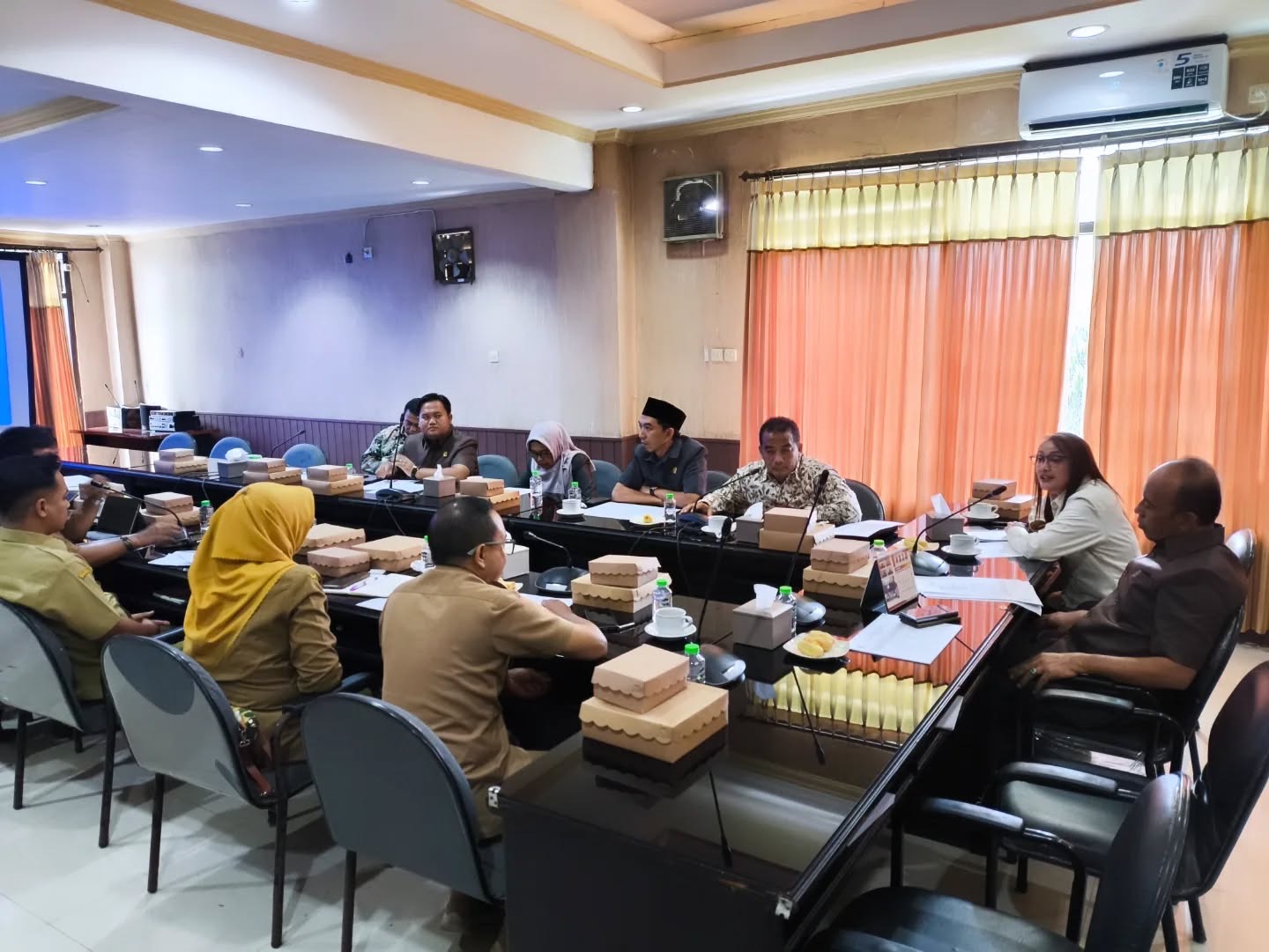 EVALUASI: Komisi C DPRD Lumajang bersama Badan Pajak dan Retribusi Daerah (BPRD) Lumajang melakukan evaluasi terhadap pendapatan asli daerah (PAD).(ATIEQSON MAR IQBAL/RAME)