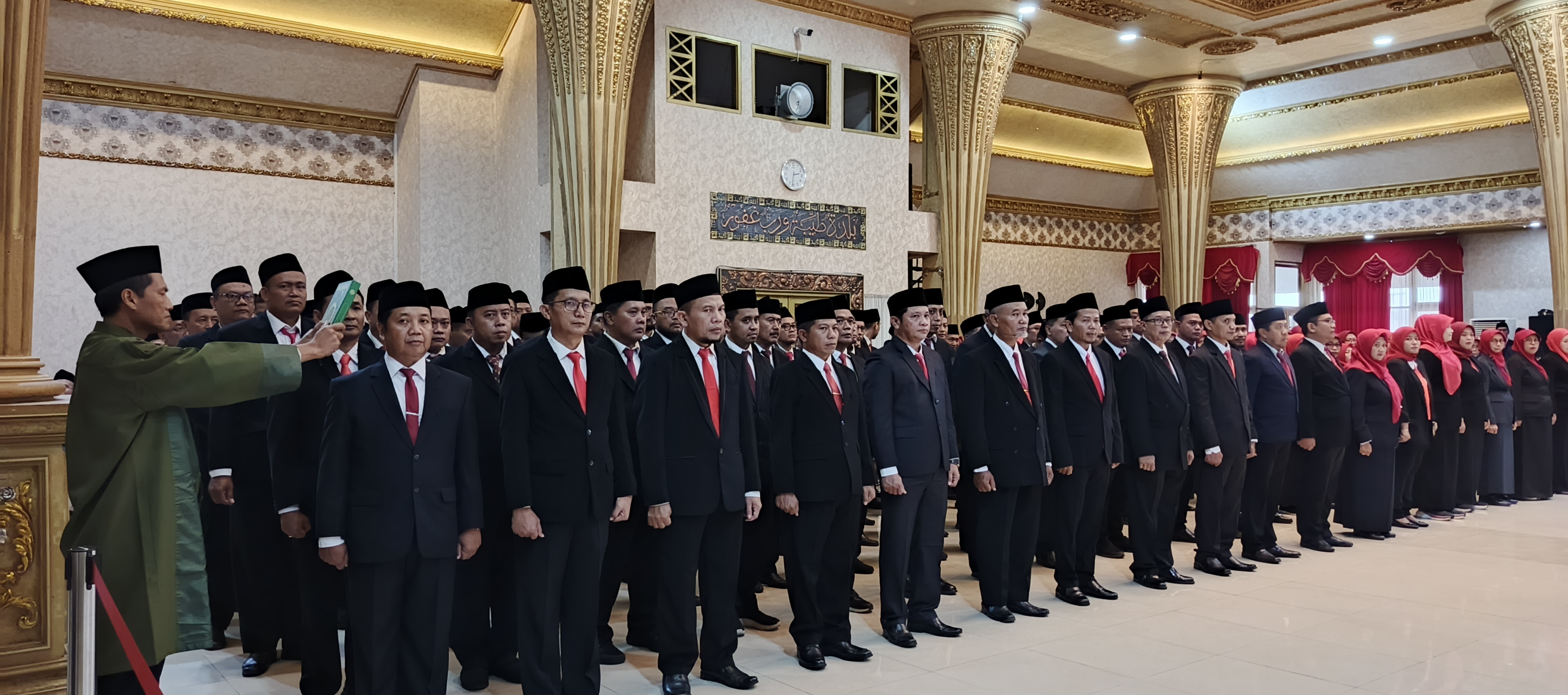 ROTASI JABATAN: Sejumlah pejabat administrator dan pengawas di lingkungan Pemkab Jember, mengukuti proses mengambilan sumpah jabatan, kemarin (23/01).
