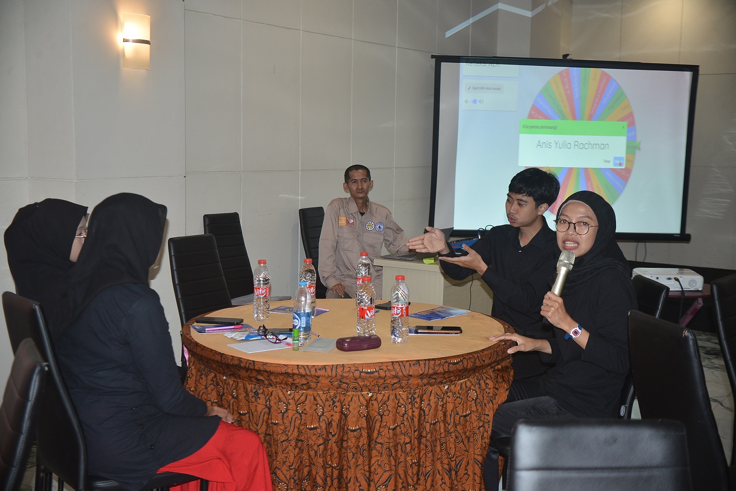 UNTUK DIFABEL: Juru bahasa isyarat (kanan) menerjemahkan apa yang terdapat pada Forum Rehabilitasi Berbasis Masyarakat (RBM) yang digelar Tanoker Jember bersama Perpenca.