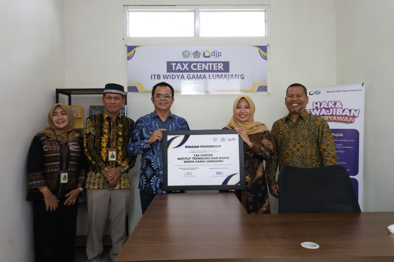 Foto bersama Rektor WiGa Lumajang dan DJP Jawa Timur, kemarin.