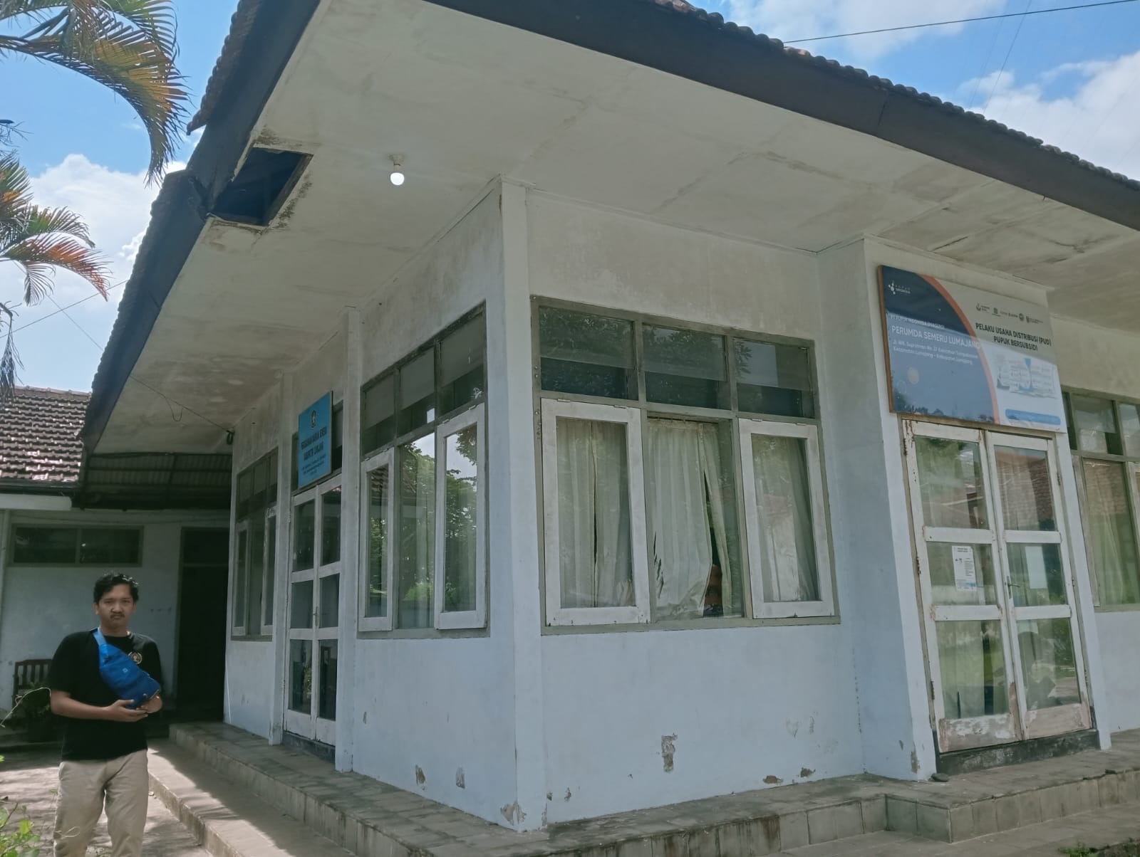 LIHAT: Salah satu warga sedang mendatangi kantor Perusahaan Umum Daerah (Perumda) Semeru.(ATIEQSON MAR IQBAL/RAME)