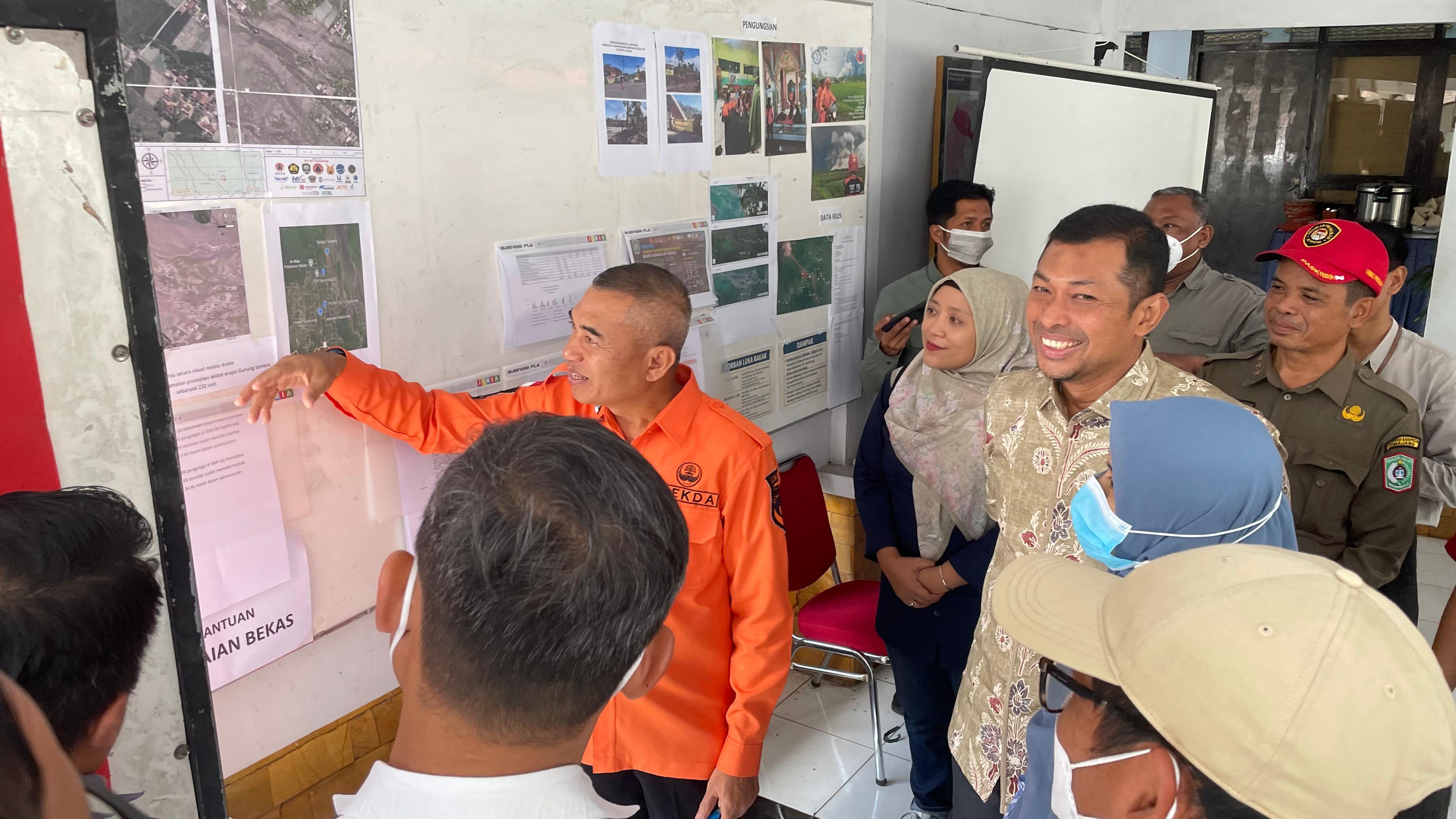 SERAHKAN: Beberapa perbankan wilayah tapal kuda memberikan bantuan erupsi semeru sekaligus mengikuti paparan titik zona mera erupsi gunung semeru.(ADE APRYANIS/RAME)