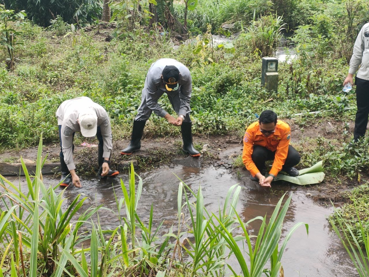 MENANAM: Beberapa pihak saat melakukan penanaman 2000 bibit pohon, kemarin (22/1).(BPBD BONDOWOSO)