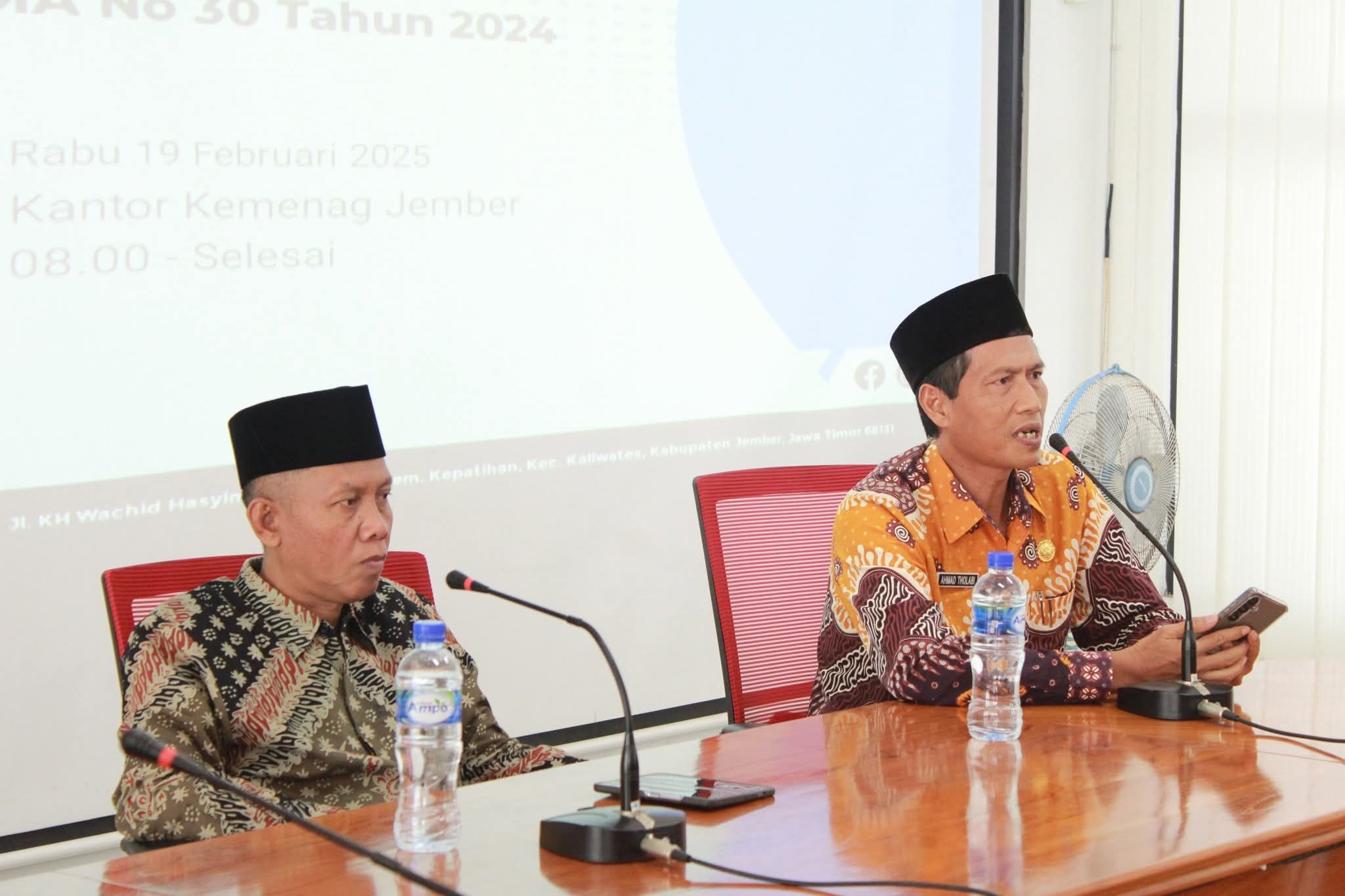 BIMBINGAN: Kasi Binmas Islam Kemenag Jember Ahmad Tholabi (kanan) bersama Kepala Kemenag Jember Santoso dalam forum FGD di Kantor Kemenag Jember.