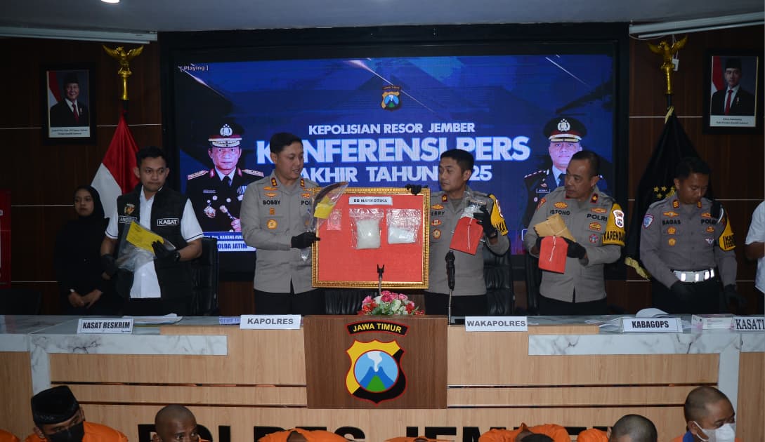 UNGKAP KASUS: Polisi merilis sejumlah kasus yang berhasil diungkap, di halaman Polres Jember.