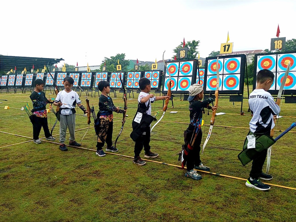 TANDING: Atlet panahan Lumajang terus torehkan prestasi gemilang, kemarin.(DAVID FOR RAME)