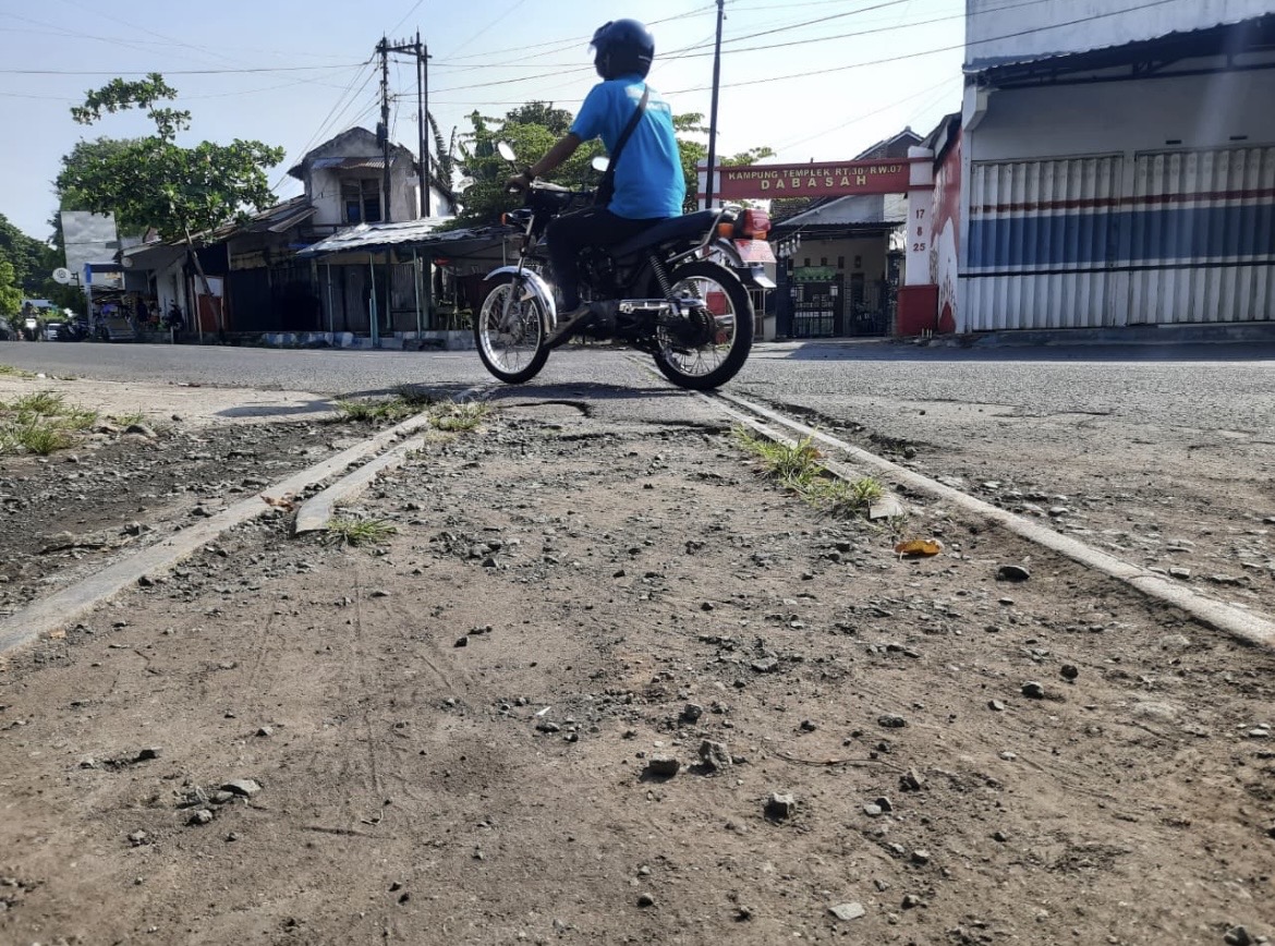 LINTASAN KA: kondisi jalur kereta api saat ini banyak berdiri bangunan.(FAQIH HUMAINI/RADAR IJEN)
