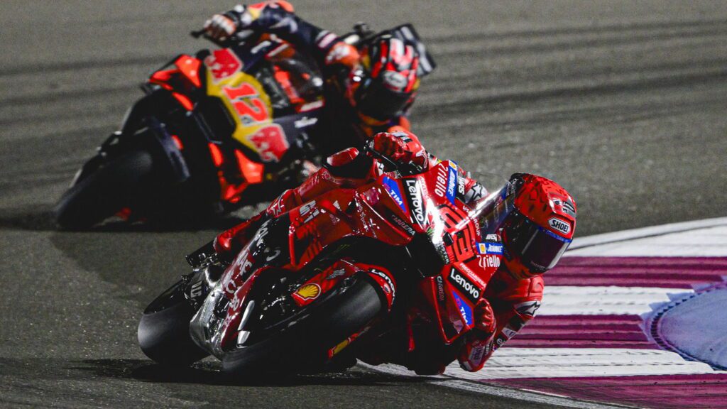 Marc Marquez dibuntuti Maverick Vinales.