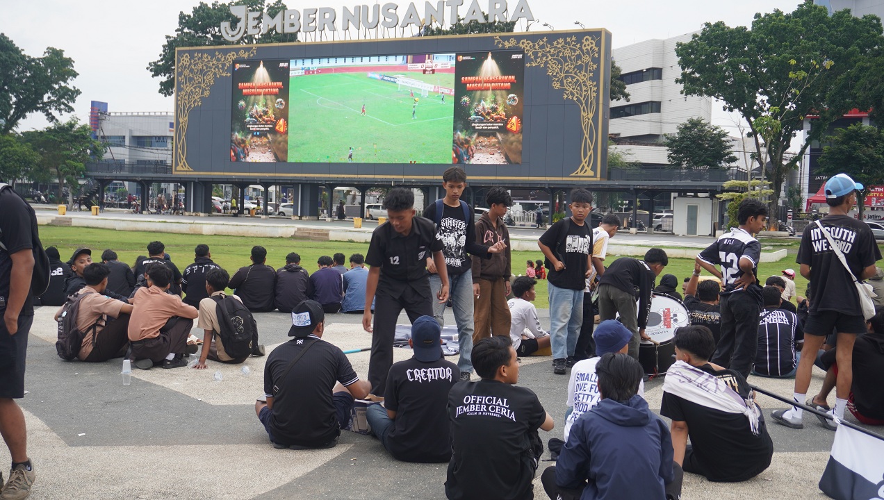 NOBAR: Suporter Persid menonton laga Persid Jember melawan Perseba Bangkalan di Alun-Alun Jember, kemarin (23/1).