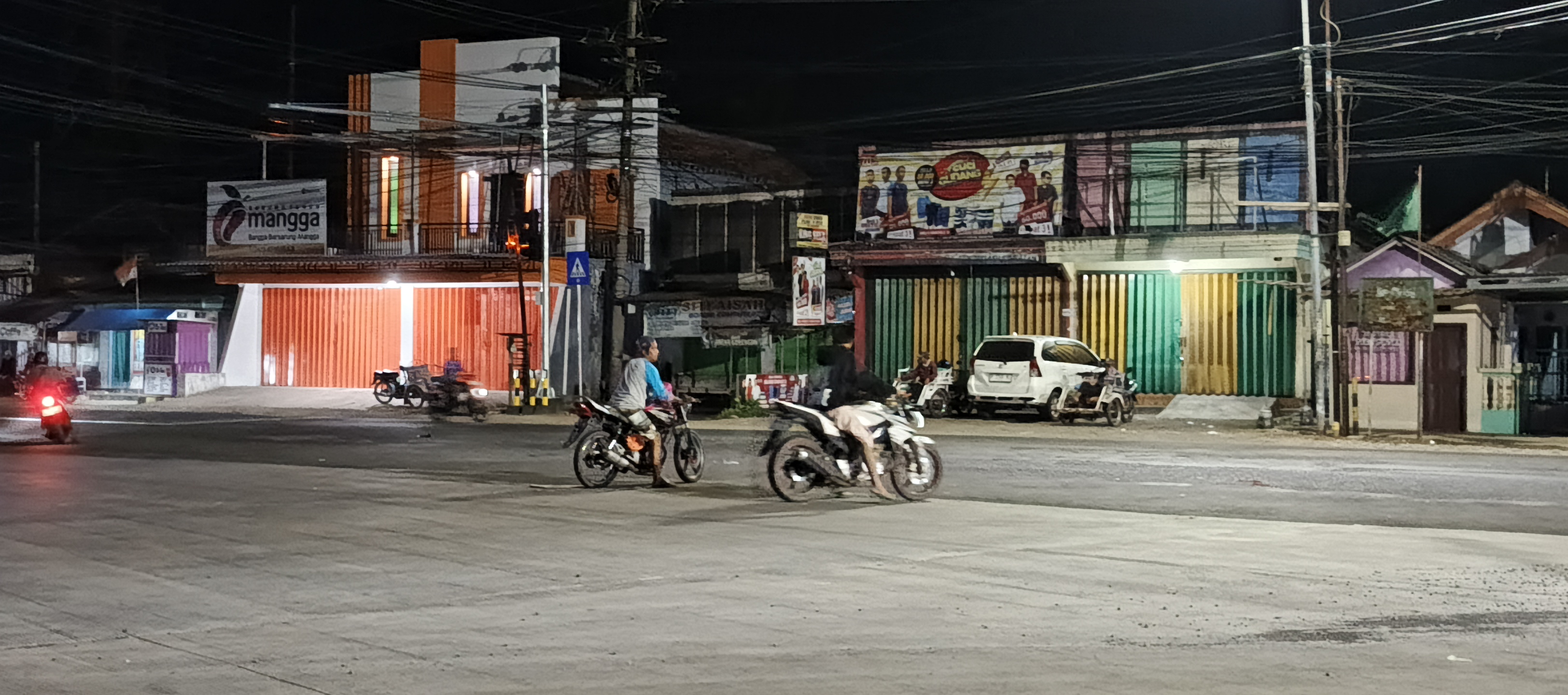 ABAI KESELAMATAN: Sejumlah pengendara motor dari arah Balung dan arah Bangsalsari ke arah Jember terpantau tak mengenakan helm, di Pertigaan Kaliputih, Desa/Kecamatan Rambipuji.