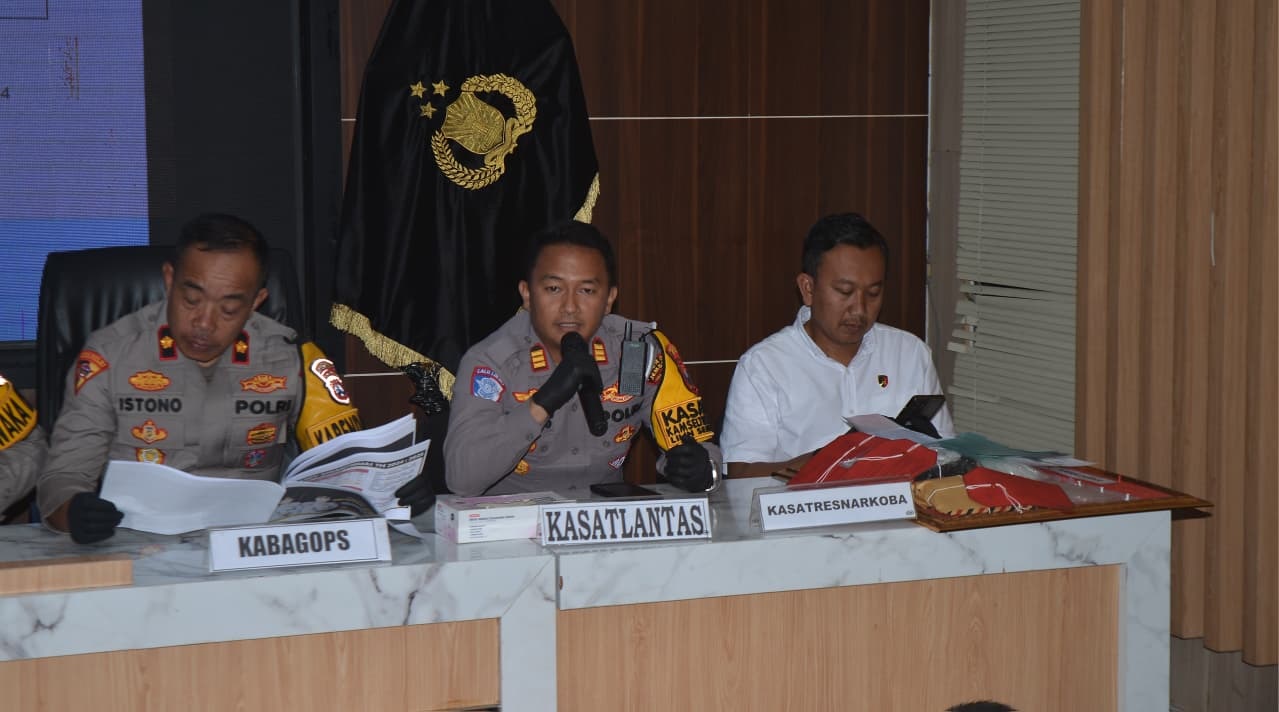 JUMPA PERS: Kasat Lantas Polres Jember AKP Bernardus Bagas Simarmata menjelaskan kasus pelanggaran lalin selama 2025, akhir tahun lalu.