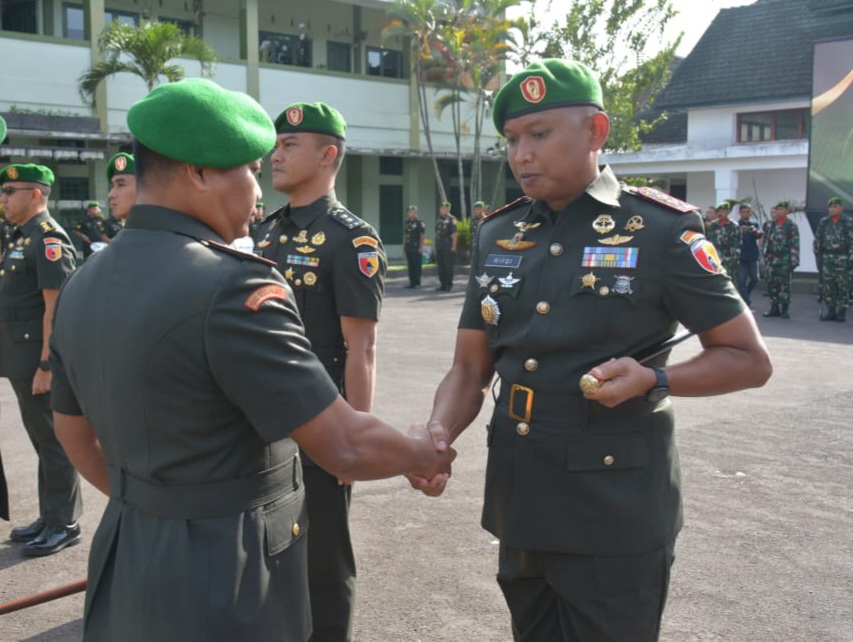SALAM KOMANDO: Komandan Korem 083 Baladhika Jaya Kolonel Inf Kohir memberi selamat kepada Dandim Jember Letkol Inf Rifqi Muhammad Syuhada, di Kota Malang, Sabtu (24/1).