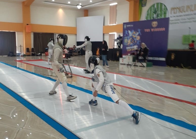 JUARA: Atlet anggar Jember ketika bermain di kejuaraan SMAMDA Cup 2026 di Surabaya, kemarin. Jember membawa pulang empat medali.