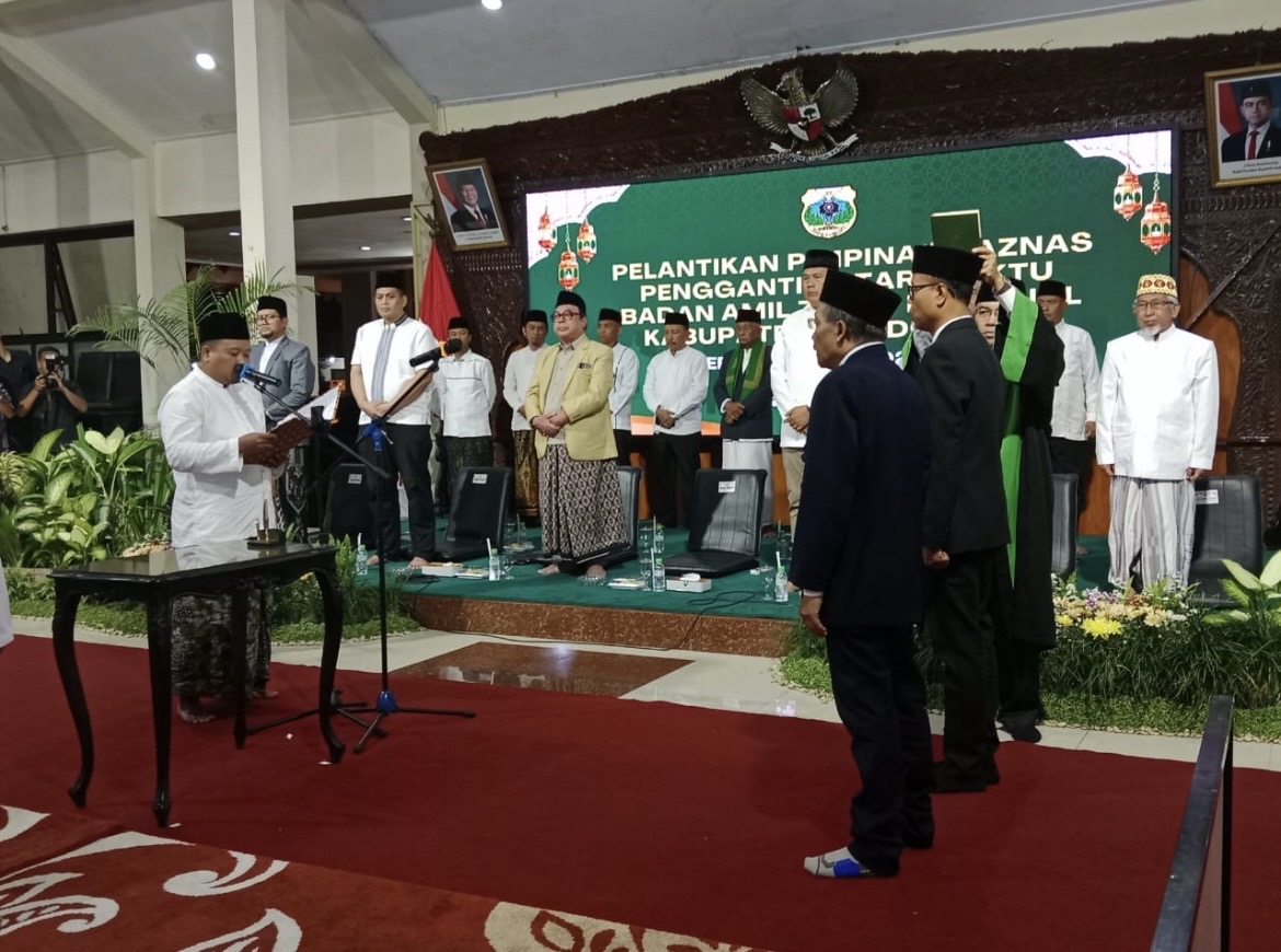 DIKUKUHKAN: Wakil Bupati Bondowoso, KH. AS&rsquo;ad Yahya Syafi&rsquo;i, S.E., melantik Gugah Eko Saputro, S.E., sebagai Wakil Ketua I dan Budi Hartono, S.H., sebagai Wakil Ketua III BAZNAS Kabupaten Bondowoso.(P