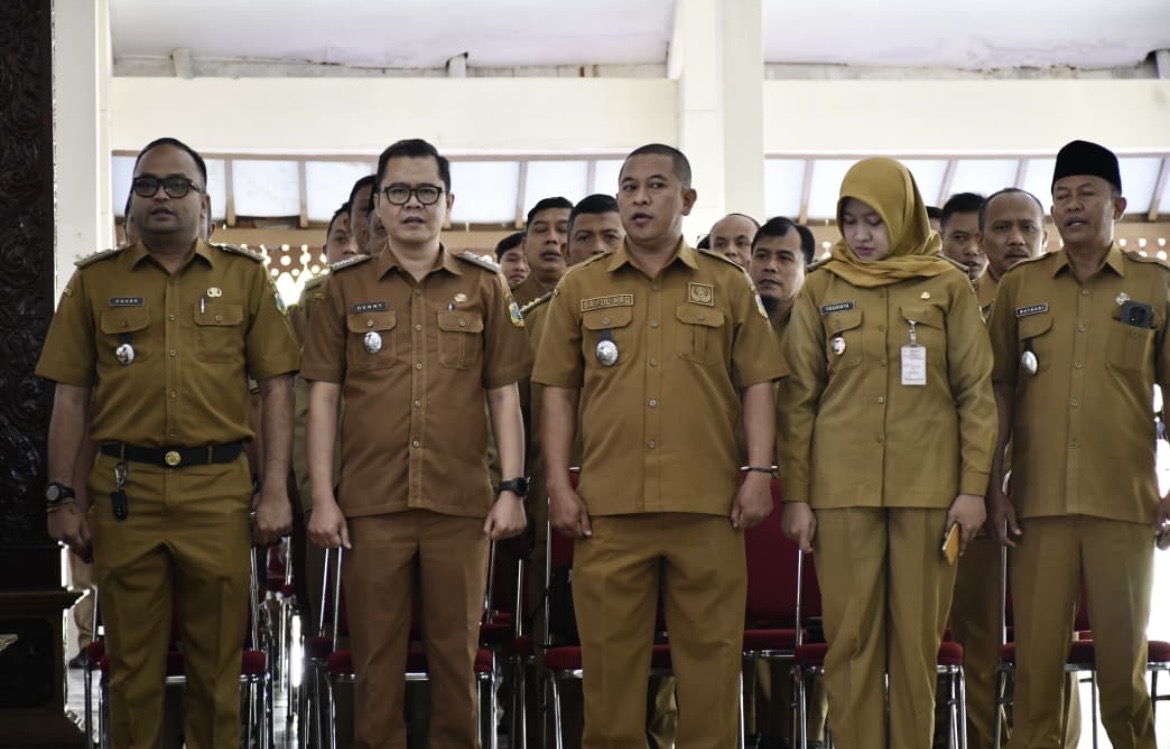 MENGIKUTI: Sejumlah ASN kecamatan saat melaksanakan rapat loordinasi di Pendapa Bupati Bondowoso.(FAQIH HUMAINI/RADAR IJEN)