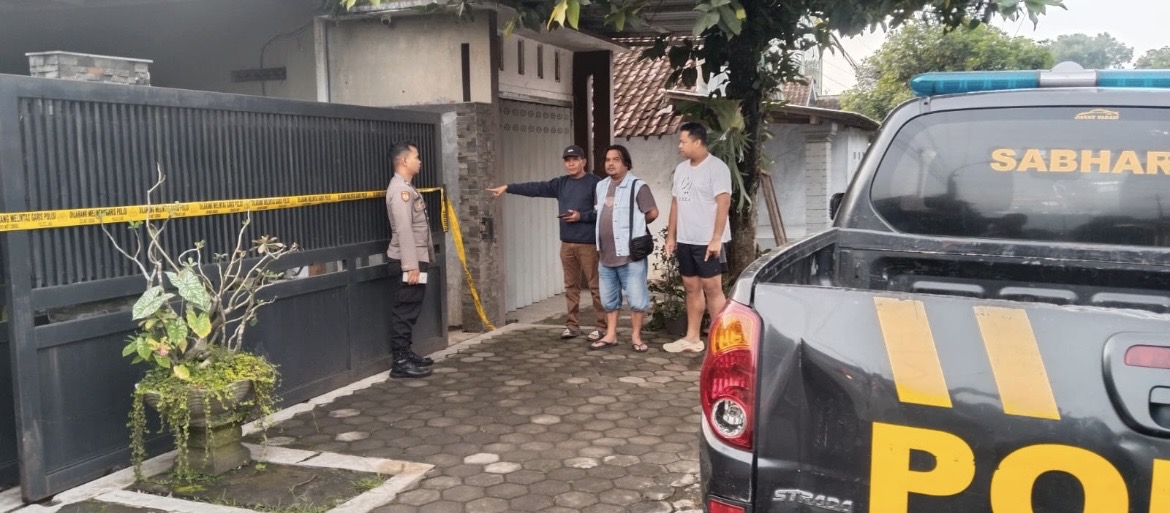 DIBATASI: Petugas Kepolisian memasang garis polisi di lokasi pencurian kendaraan bermotor di Kecamatan Maesan.(HUMAS POLRES BONDOWOSO )