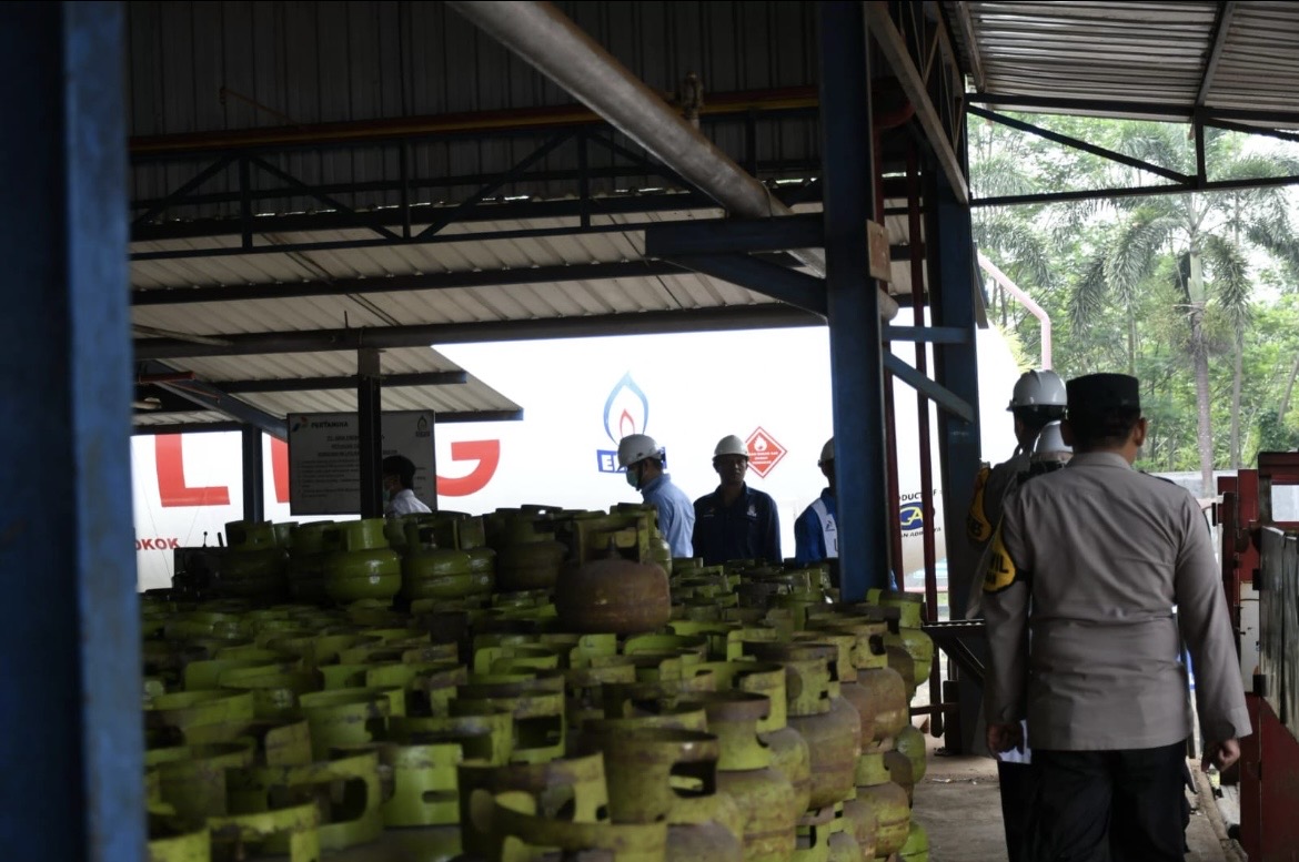 DIPANTAU: Sejumlah petugas gabungan di Bondowoso melihat secara langsung ketersediaan Gas Melon beberapa waktu lalu.(DOK RADAR IJEN)