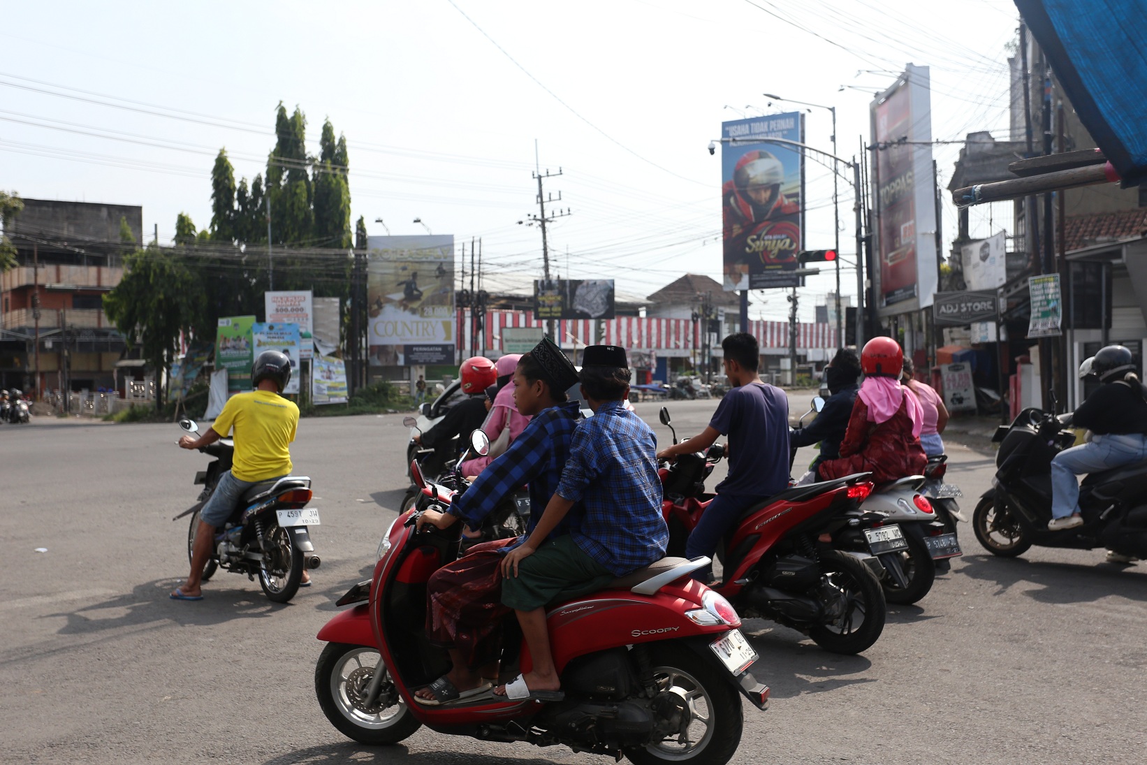 MELANGGAR: Pengendara sepeda motor terpantau tidak mengenakan helm, di kawasan lampu merah Mangli.