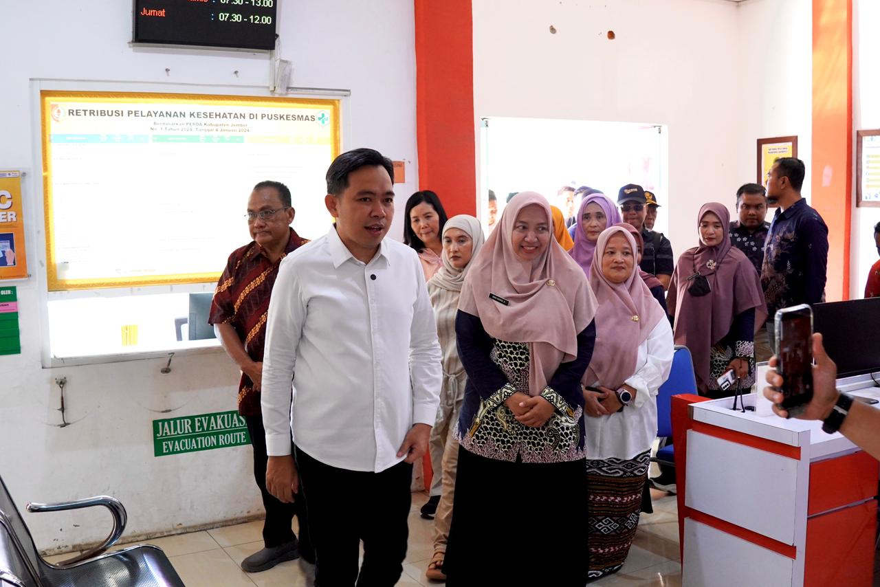 CEK LANGSUNG: Bupati Fawait saat turun mengecek pelayanan kesehatan di Puskesmas Rambipuji, (24/01).