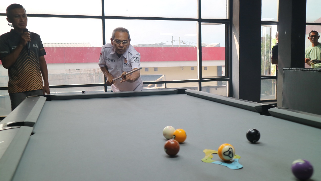 BOLA SODOK: Ketua POBSI Jember terpilih Agus Hadi Santoso didampingi para pelaku biliar Jember saat membuka open turnamen biliar di Basecamp Billiard, akhir pekan kemarin (25/1/2026).