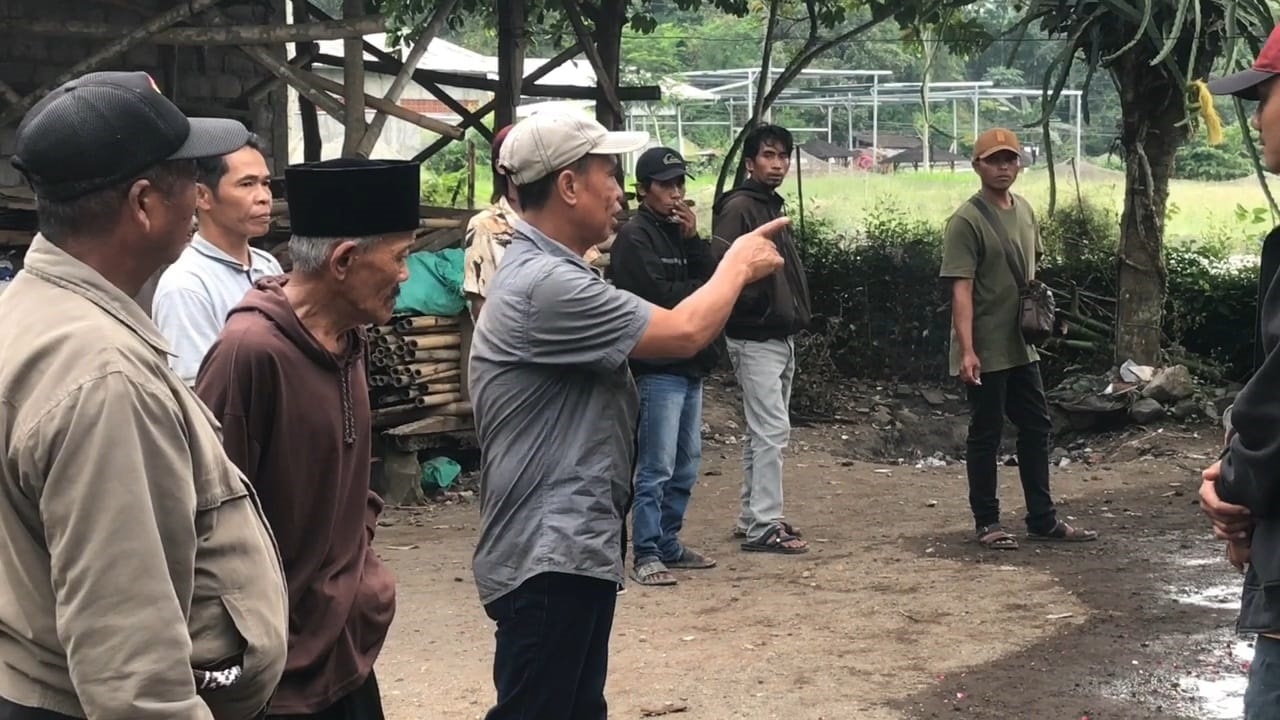 MENCEKAM: Suasana halaman Ketua RW yang menjadi lokasi kedua insiden pembacokan di Kalisat, Jember, kemarin (26/1).