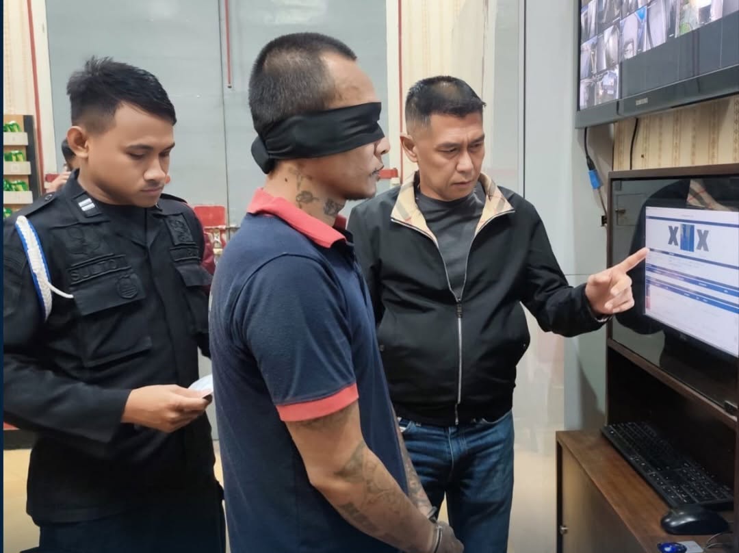 DIPINDAH: Kalapas Kelas II A Jember, Kristyo Nugroho (kanan), memantau langsung proses redistribusi narapidana ke sejumlah UPT Pemasyarakatan di Jatim.