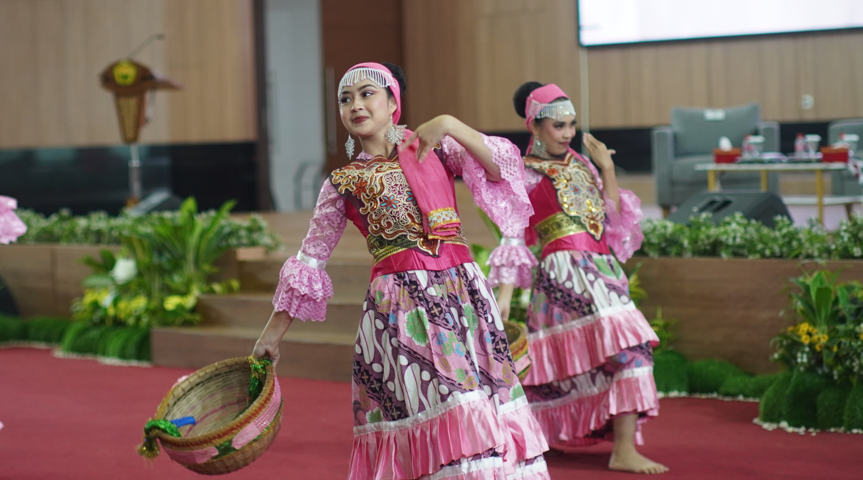 MENAWAN: Penampilan tari molong kopi yang dibawakan penari dari Sanggar Tari Sotalisa.