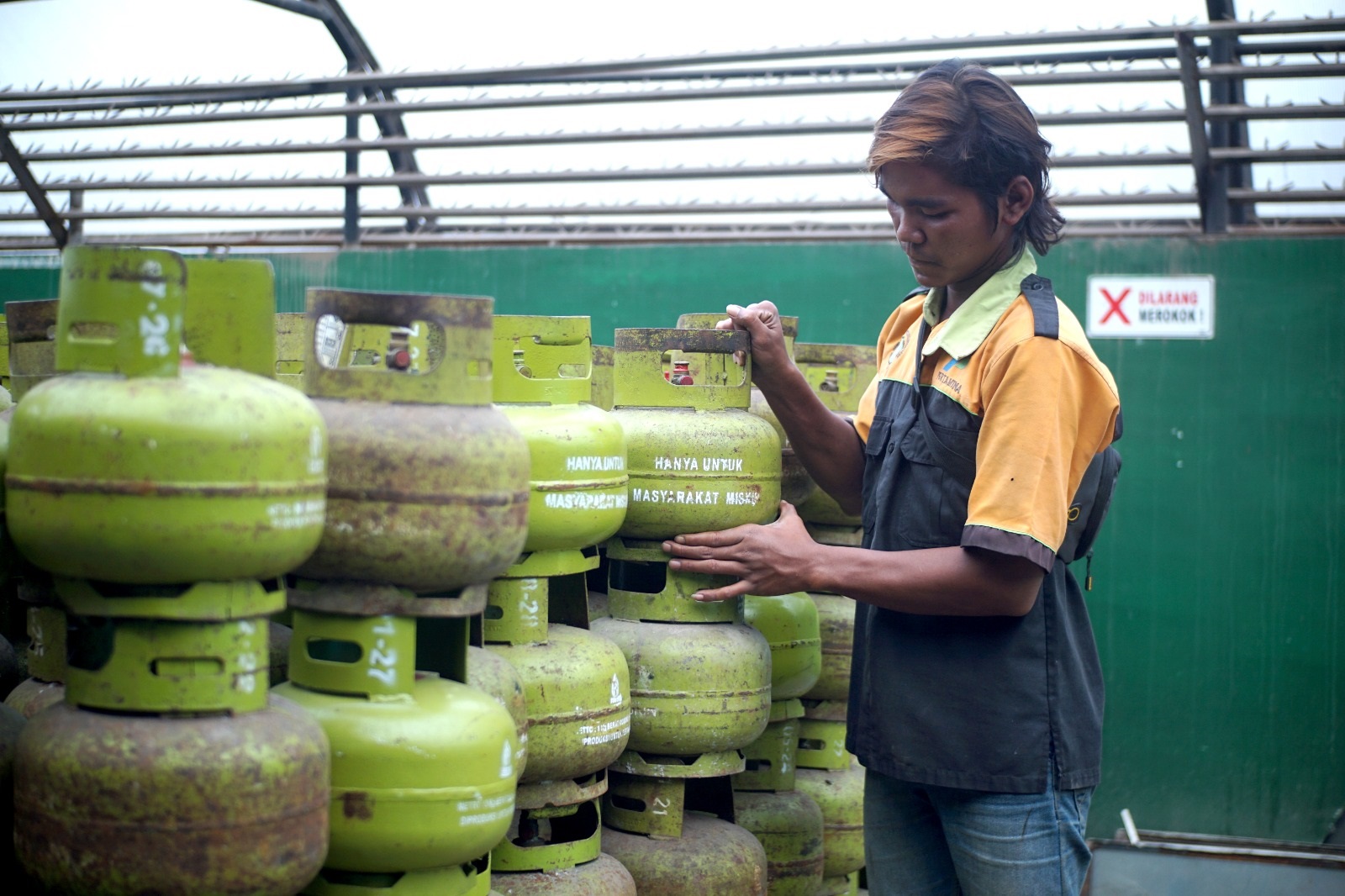 HARUS DIAWASI: Aktivitas warga saat membeli elpiji 3 kilogram atau gas melon. Pemkab mengimbau pelaku usaha besar tak gunakan LPG ini jelang Ramadan.