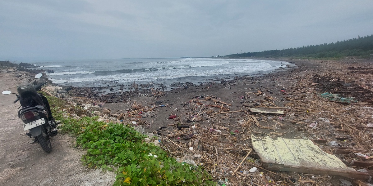 KUMUH: Kondisi Pancer Puger di Desa Puger Kulon, Kecamatan Puger terlihat kumuh setelah sampah banyak menumpuk.