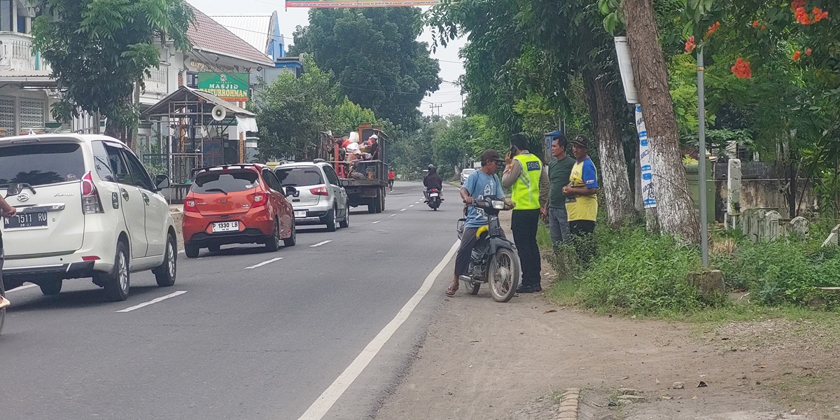 LOKASI KECELAKAAN: Lokasi pengendara sepeda motor Honda Scoopy yang dikendarai Putri Indah Wardani, 24, yang menabrak pikap didepannya gara-gara menghindari lubang.
