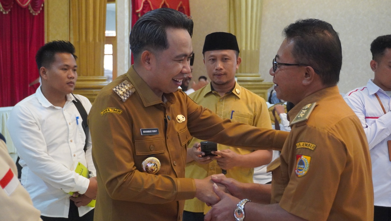 DUKUNG KINERJA ASN: Bupati Fawait saat kesempatan merotasi sejumlah pejabat di lingkungan Pemkab Jember, di pendapa Wahyawibawagraha, Jember.