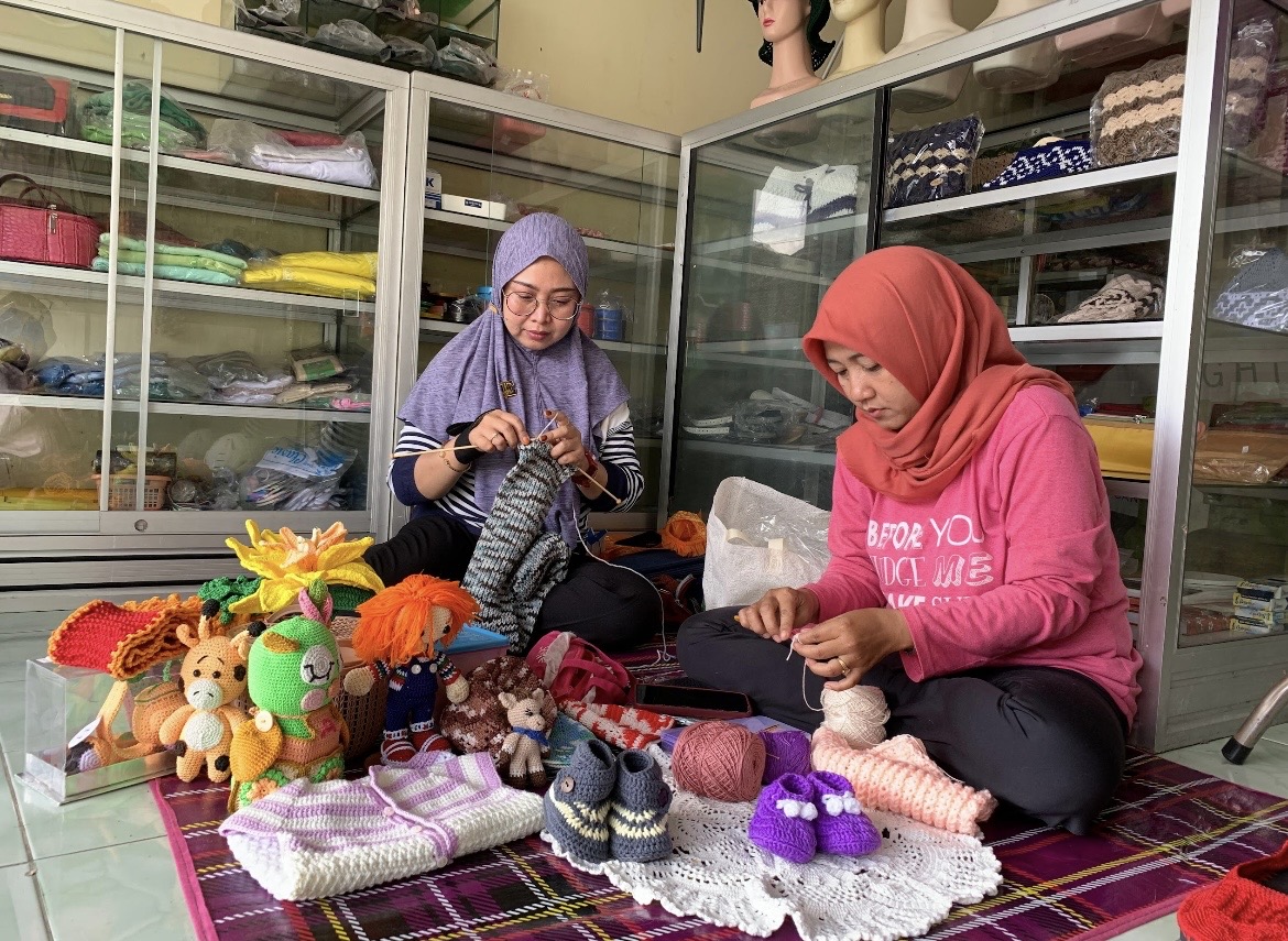 ATASI: Perempuan di Lumajang mulai difasilitasi bekal kewirausahaan, atasi persoalan kemandirian dan KDRT.(ADE APRYANIS/RAME)