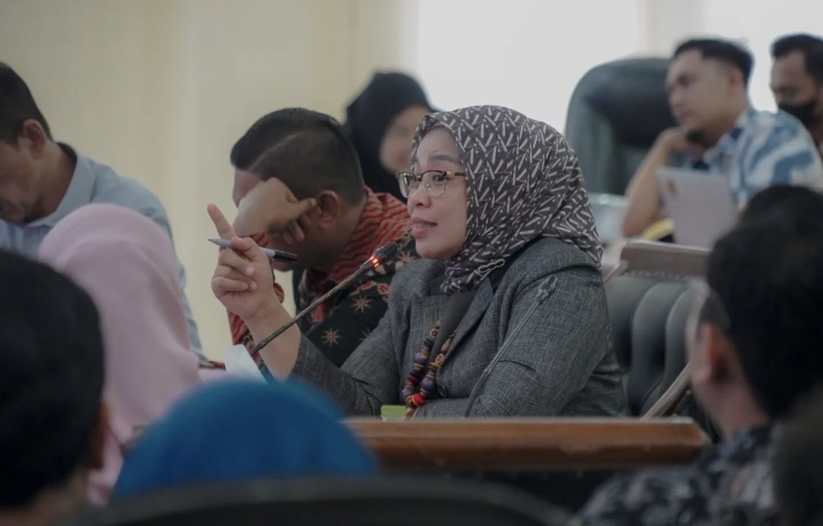 RAPAT: Ketua DPRD Lumajang Hj. Oktafiyani saat memimpin rapat kerja percepatan realisasi program dan kegiatan Pemkab Lumajang.(ATIEQSON MAR IQBAL/RAME)