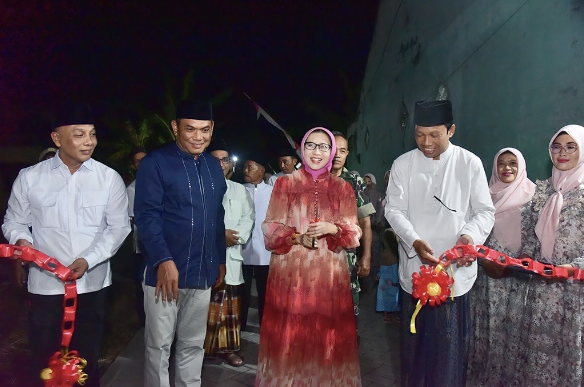 RESMIKAN: Bupati Lumajang Indah Amperawati saat menghadiri kegiatan peresmian jalan lingkungan di Dusun Tukum, Kecamatan Tekung.(ATIEQSON MAR IQBAL/RAME)