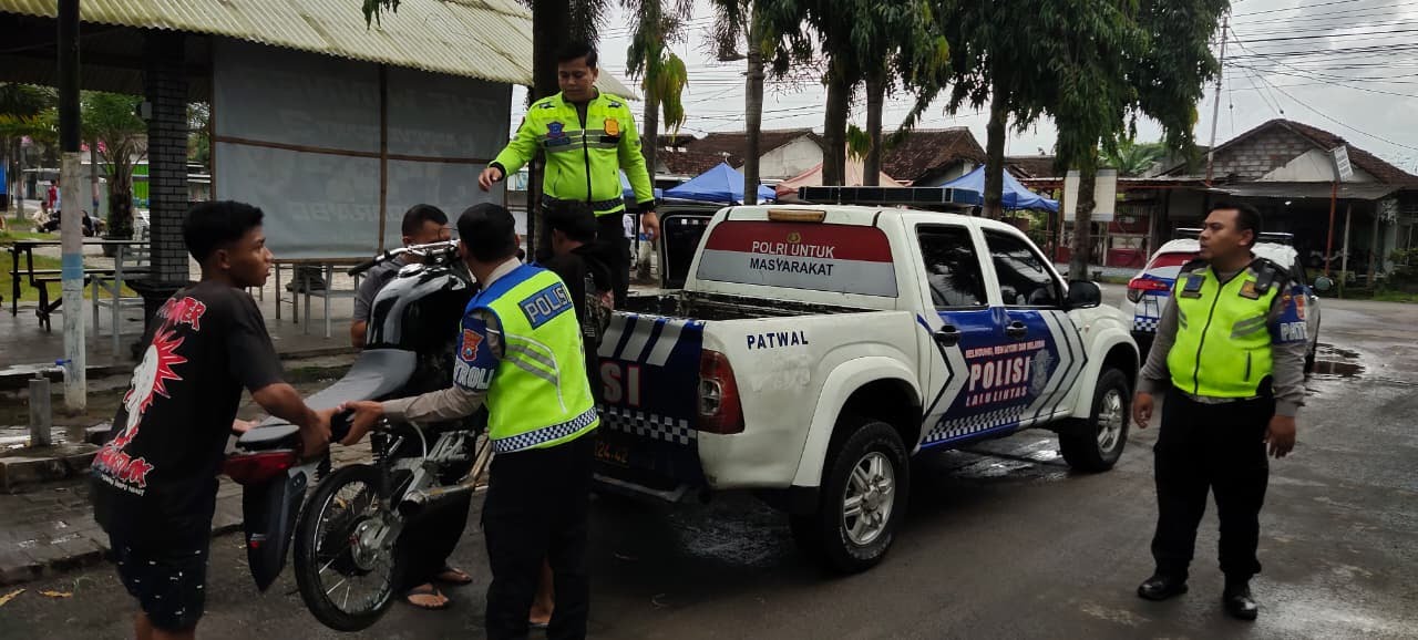 PENERTIBAN :&nbsp;Anggota Satlantas Polres Jember mengamankan kendaraan bermotor yang tidak sesuai spekteknya yang diduga digunakan balap liar di Jember.