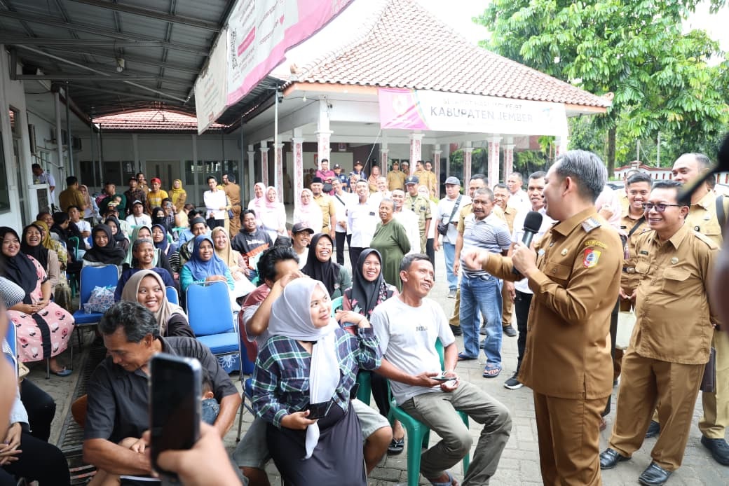 CEK LANGSUNG: Bupati Fawait saat inspeksi pelayanan pencetakan e-KTP di Kantor Kecamatan Bangsalsari, Senin (26/1).