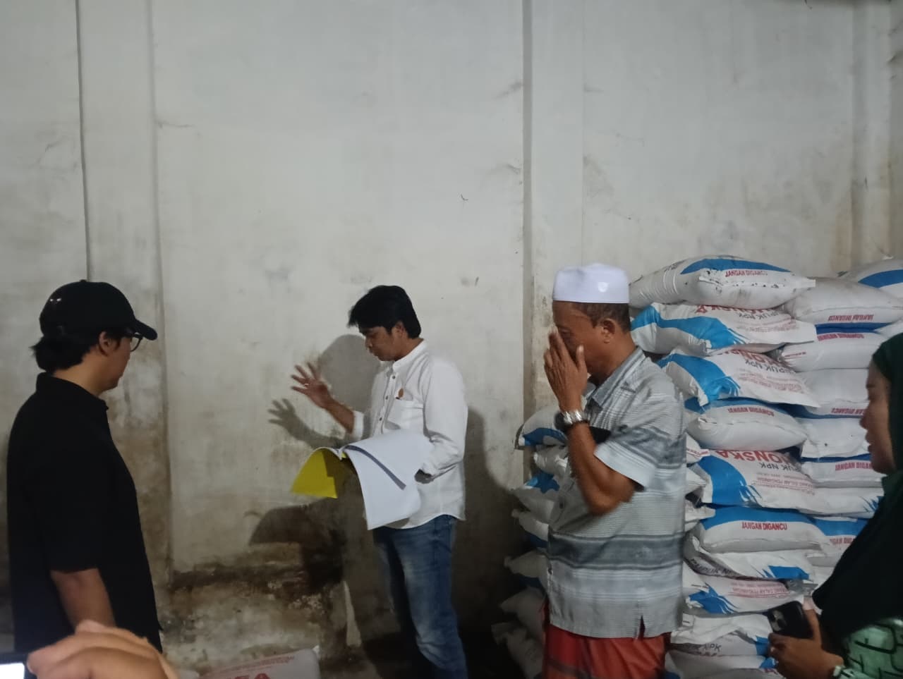 TURUN LAPANGAN: Komisi B DPRD Jember menyidak salah satu kios pupuk subsidi di Desa Glundengan, Kecamatan Wuluhan, kemarin (27/1). Salah satunya ditemukan nama penerima tak sesuai.