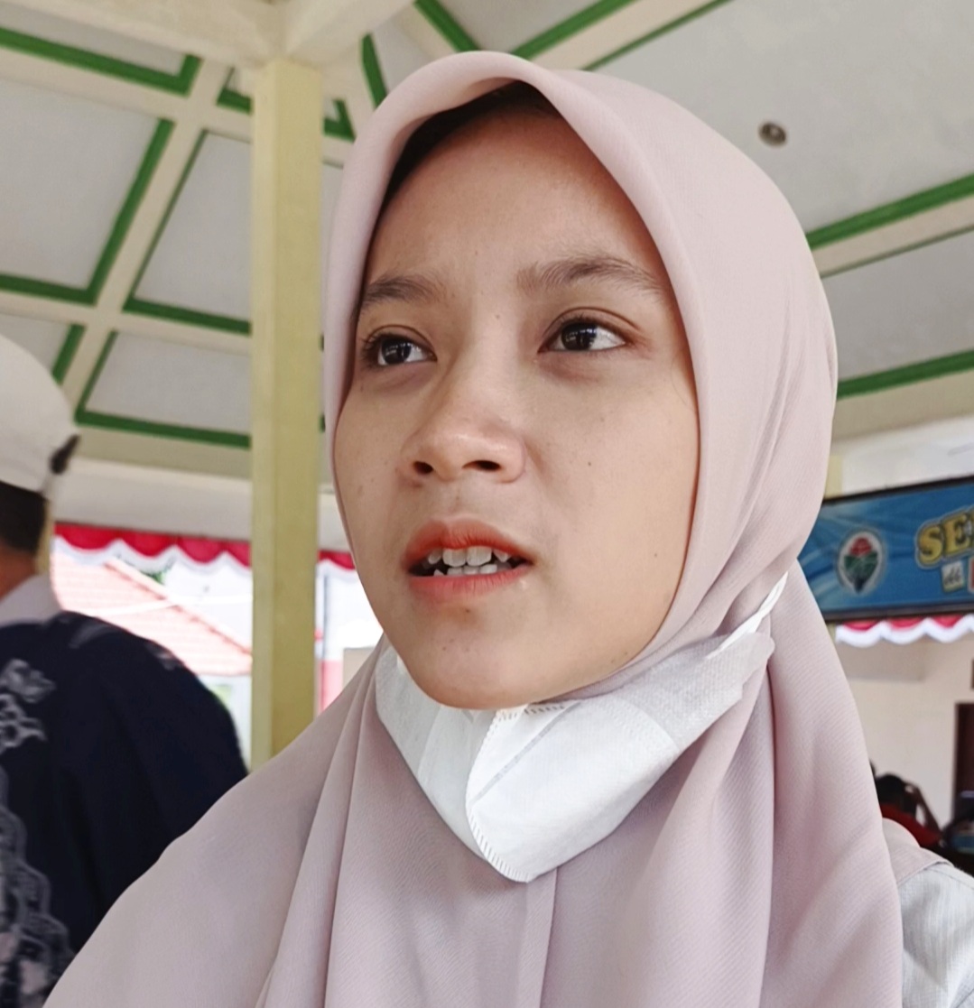INSPIRATIF: Husnan Hanifah Darmayanti, guru agama asal Desa/Kecamatan Ambulu, Jember, yang memilih mengajar agama untuk peserta didiknya meski tanpa menerima honor atau gaji.