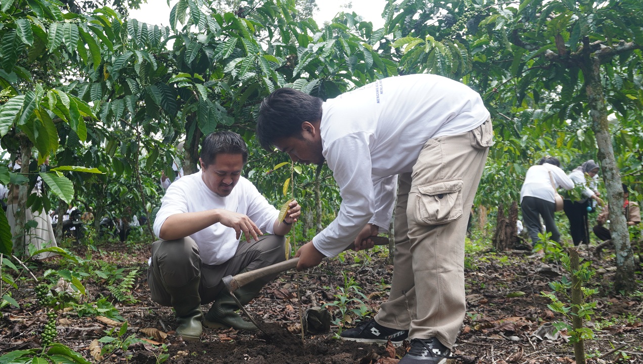 Penanaman pohon di Desa Sumberjati, Kecamatan Silo, yang dinisiasi Balai Pengawas Obat dan Makanan (Balai POM) di Jember.